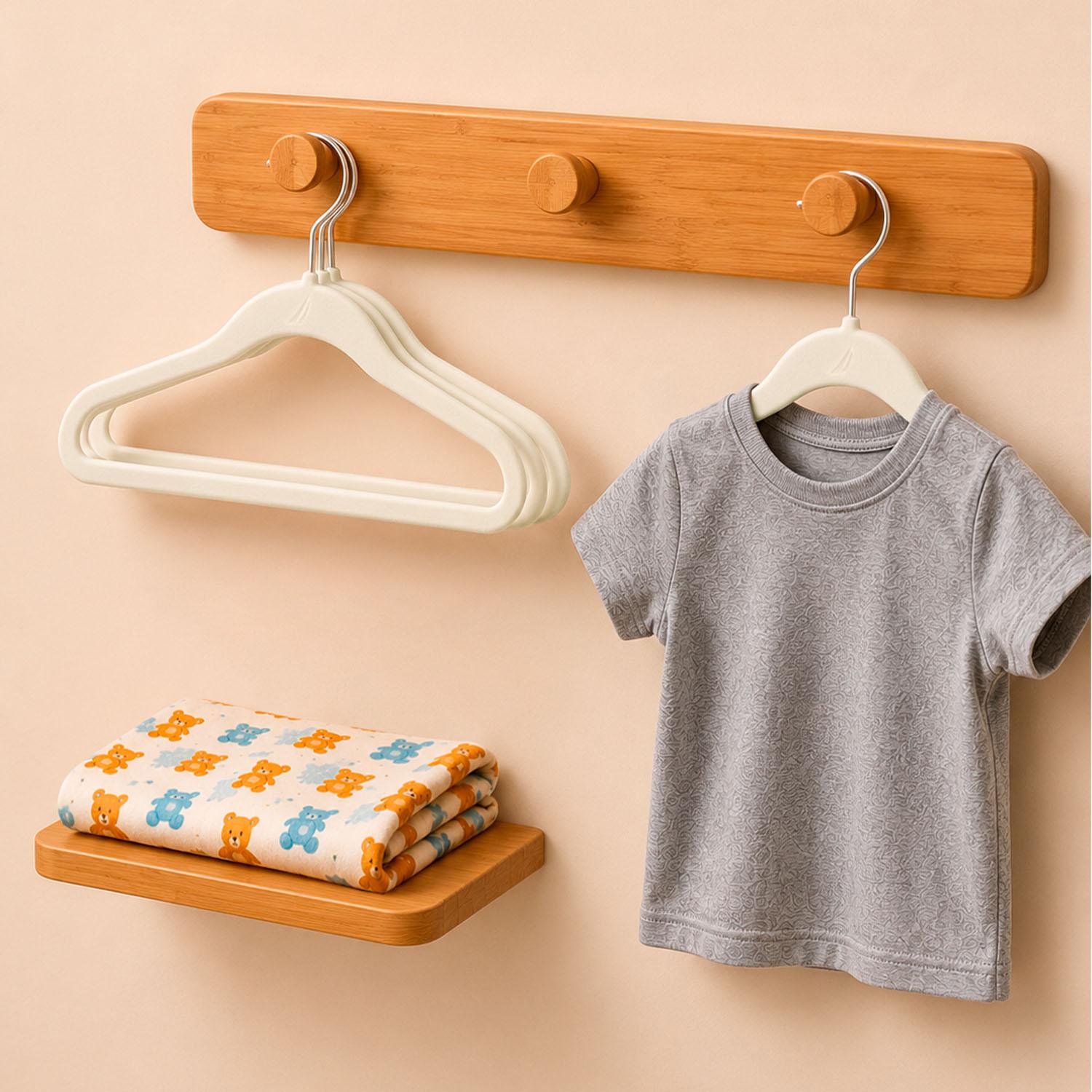 Set 10 Colgadores de ropa para bebé beige